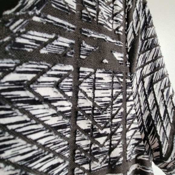 LulaRoe Classic Tee - Picture 4 of 5